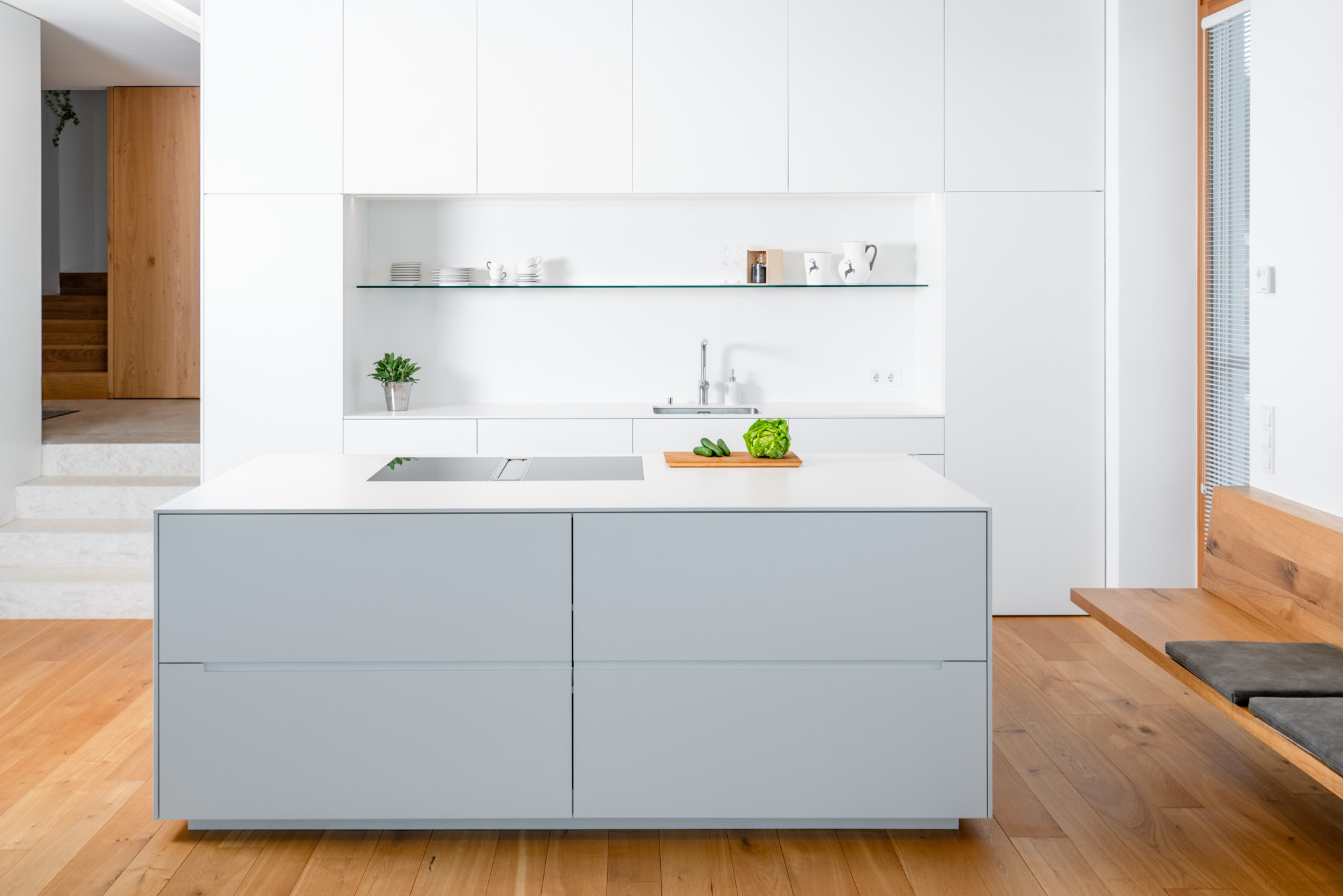 Weiße, edle Küche mit hochwertigem Möbeldesign